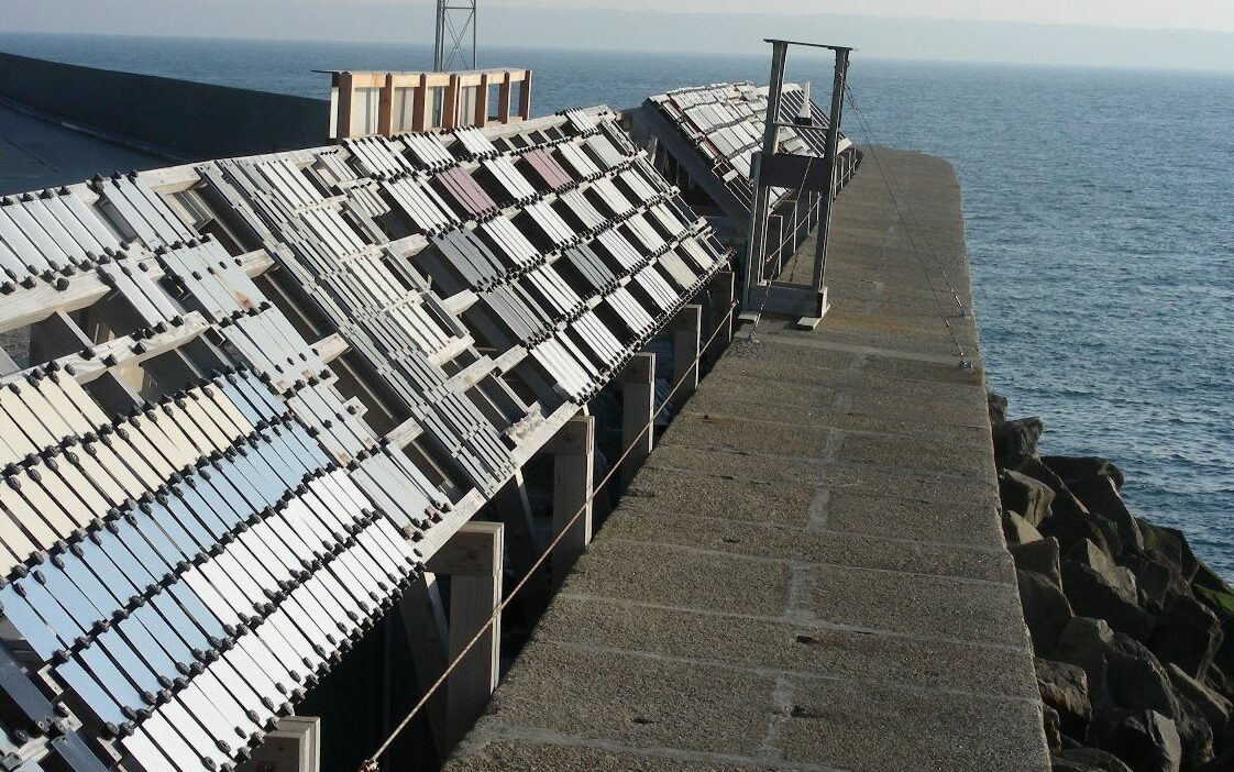 Enceinte de corrosion accélérée avec pièces industrielles en cours d'essai — Institut de la Corrosion