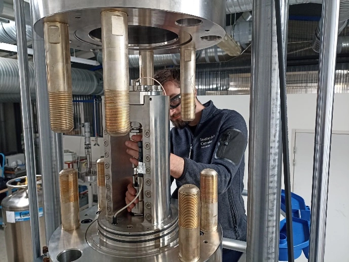 High-pressure autoclave for fatigue testing under gaseous hydrogen