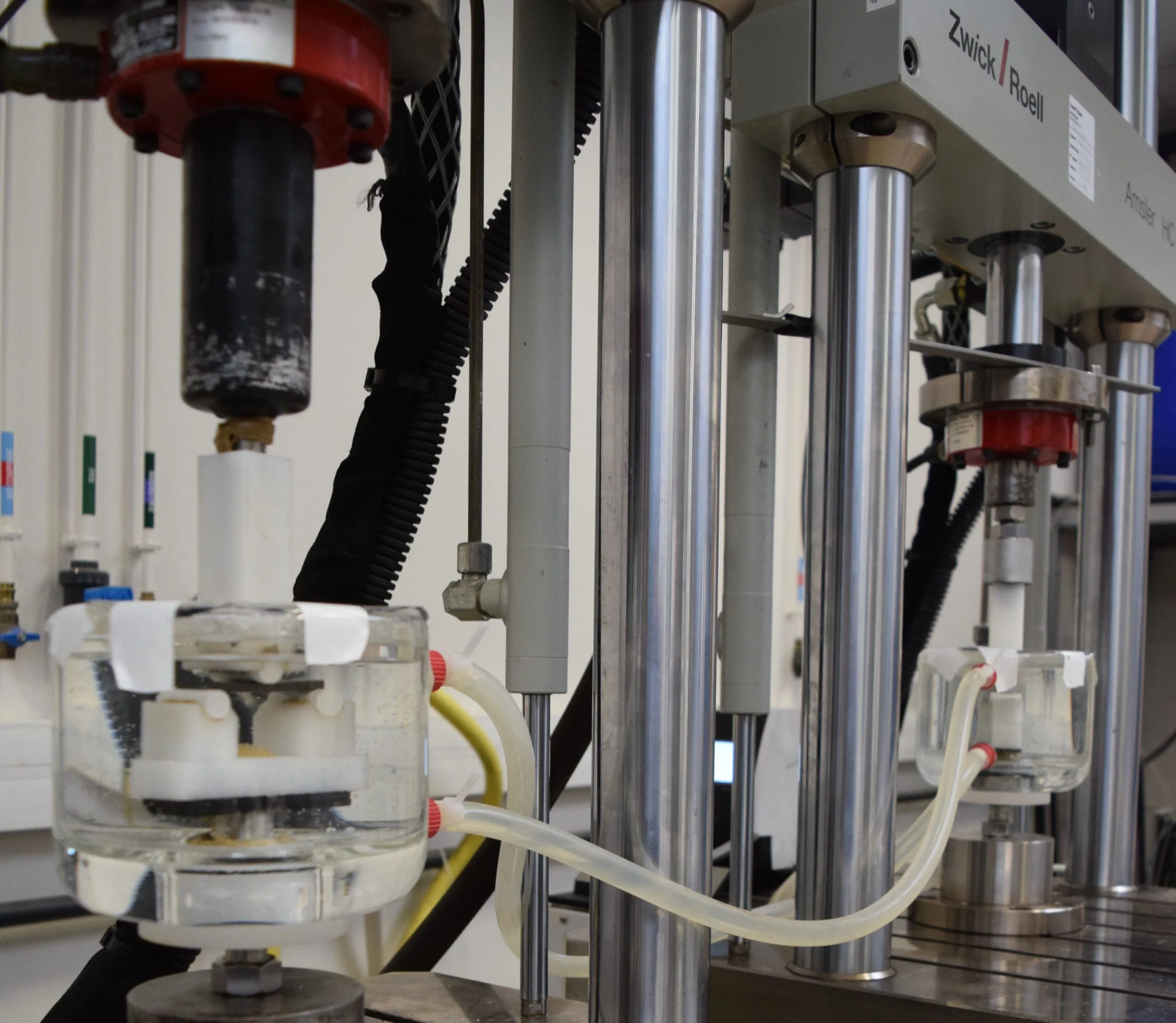 corrosion-fatigue-implant-2-scaled Essai de fatigue-corrosion sur implant métallique en conditions physiologiques